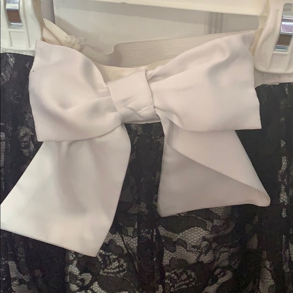 Blacked and white lacy skirt - Picture 2 of 4